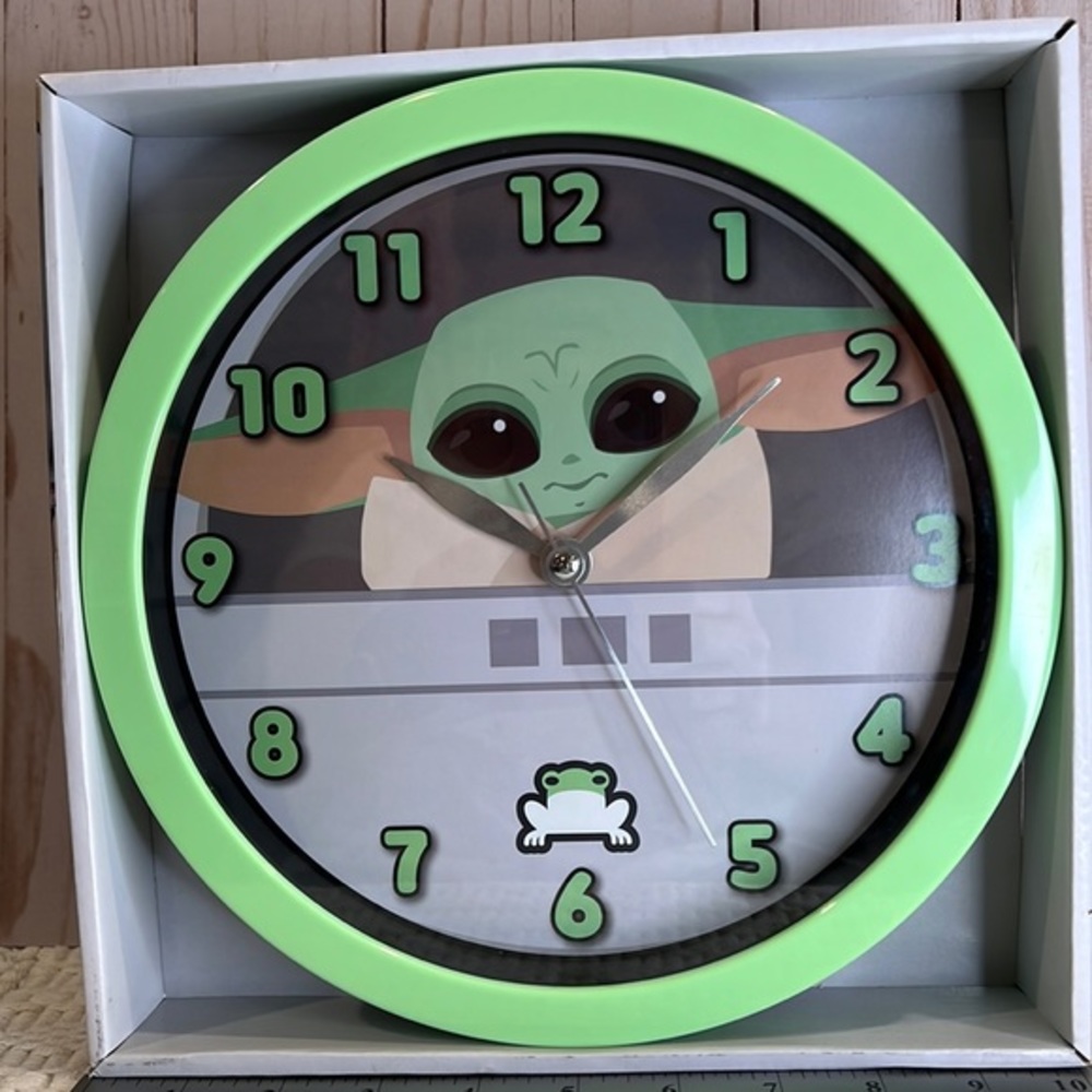 Accutime Watch Star Wars Clock – Star Wars Mandalorian Kids Wall Clock